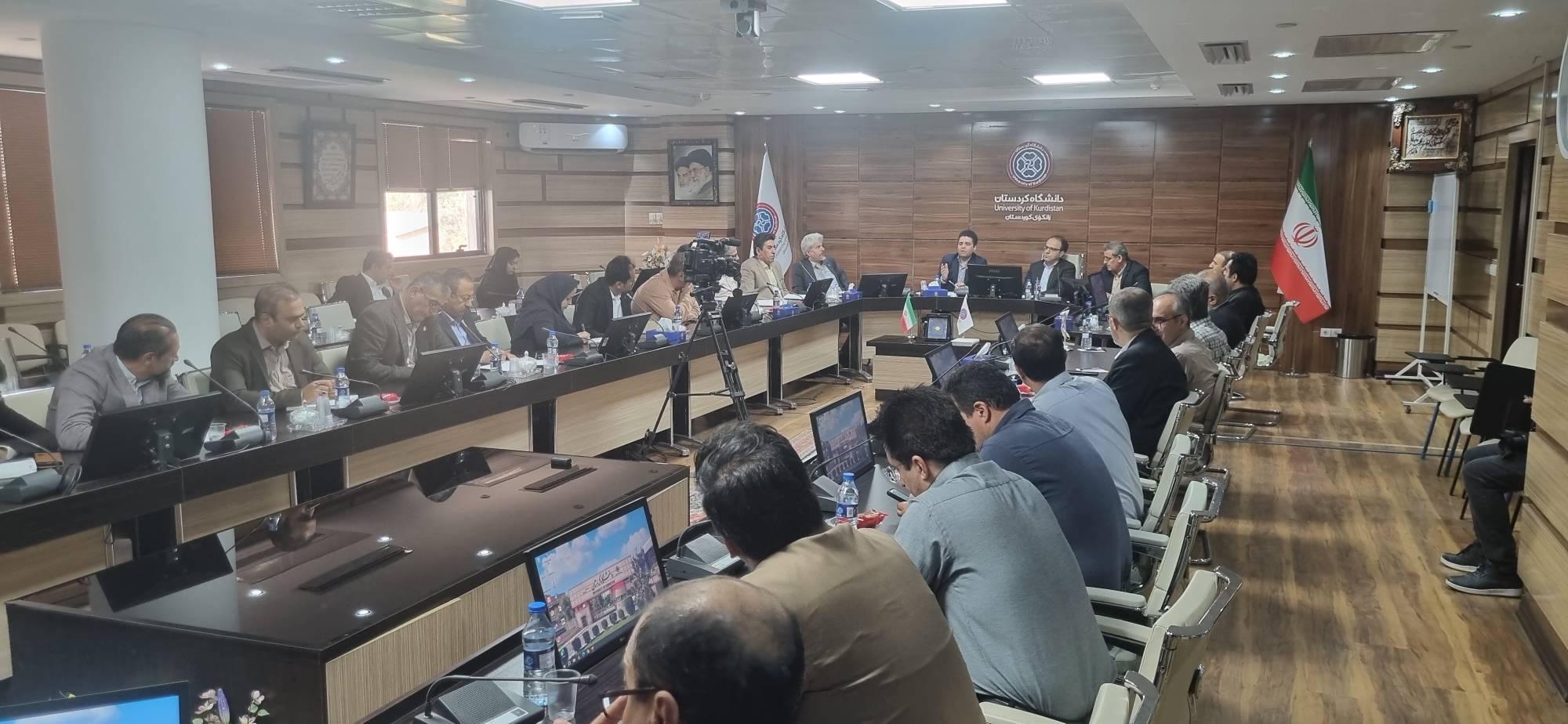 جلسه رئیس بنیاد ملی علم ایران با رؤسا و معاونین دانشگاه‌های کردستان